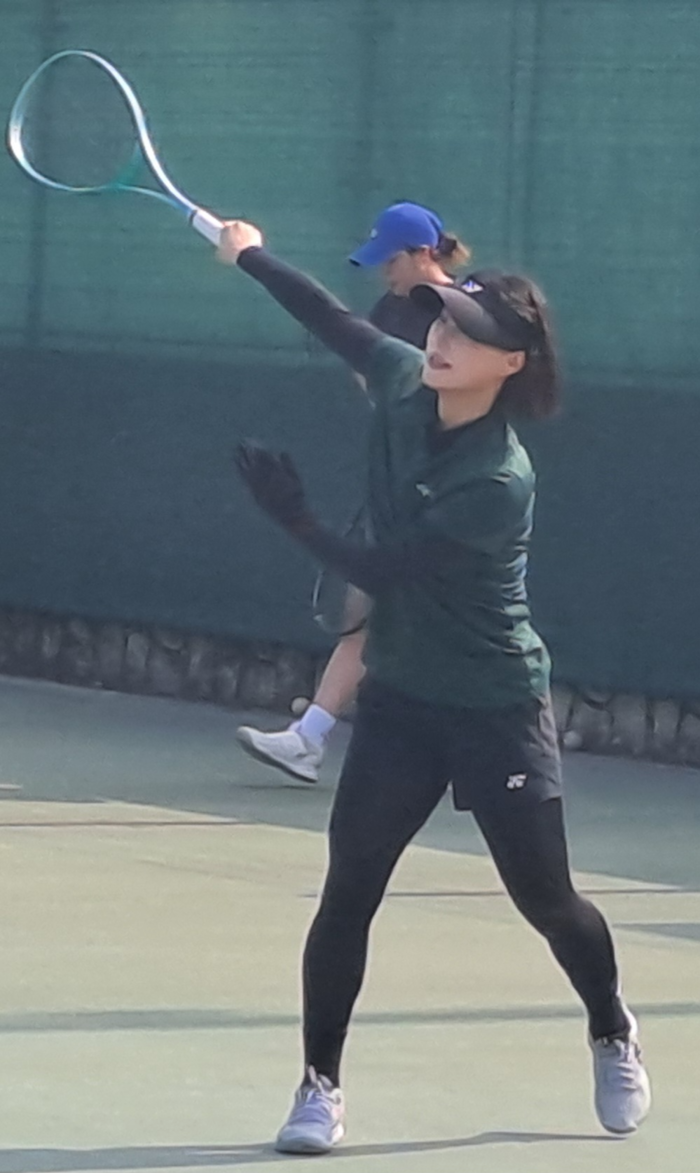 훈련 중인 문경시청 소프트테니스단 엄예진 선수가 강한 포핸드 스트로크를 구사하고 있다. 아킬레스건 부상을 이겨내고 국가대표에 복귀한 그는 아이치-나고야 아시안게임과 문경 세계선수권 금메달을 목표로 훈련에 매진하고 있다. <강남진 기자>