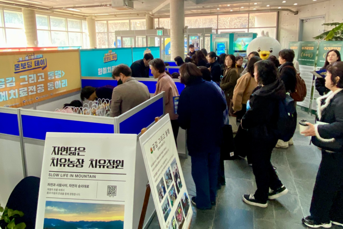 대구가톨릭대학교 경북미래라이프대학 신입생 입학식 온보딩 데이가 열리고 있다. 입학식은 학과별 체험부스를 운영하며 선배와 신입생이 자연스럽게 만나 정보를 공유하고 정을 나누는 자리로 마련됐다