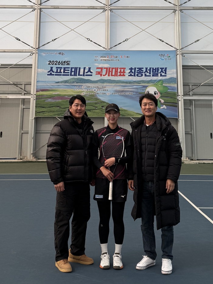 국가대표에 선발된 iM뱅크 김한설(가운데) 선수가 전지헌 코치(왼쪽), 조경수 감독과 포즈를 취하고 있다.<iM뱅크 제공>