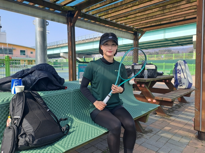 아킬레스건 파열이라는 큰 부상을 딛고 다시 태극마크를 단 문경시청 소프트테니스단 엄예진 선수가 훈련장 벤치에 앉아 라켓을 들고 있다. <강남진 기자>