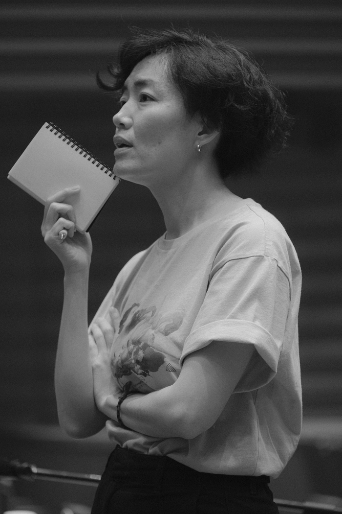 대가야 신화극 독둑맞은 새의 연출을 담당하고 있는 김서진 연출가가 배우들의 연습현장을 지켜보고 있다. <본인 제공>