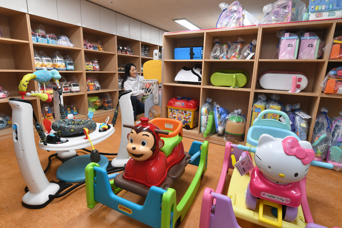 2020년 개관한 상주육아종합지원센터. 센터의 인기 시설 중 하나인 아이누리장난감도서관은 양육자들의 수요를 파악해 적절히 공급하는 돌봄의 소통을 잘 보여주는 곳이다.