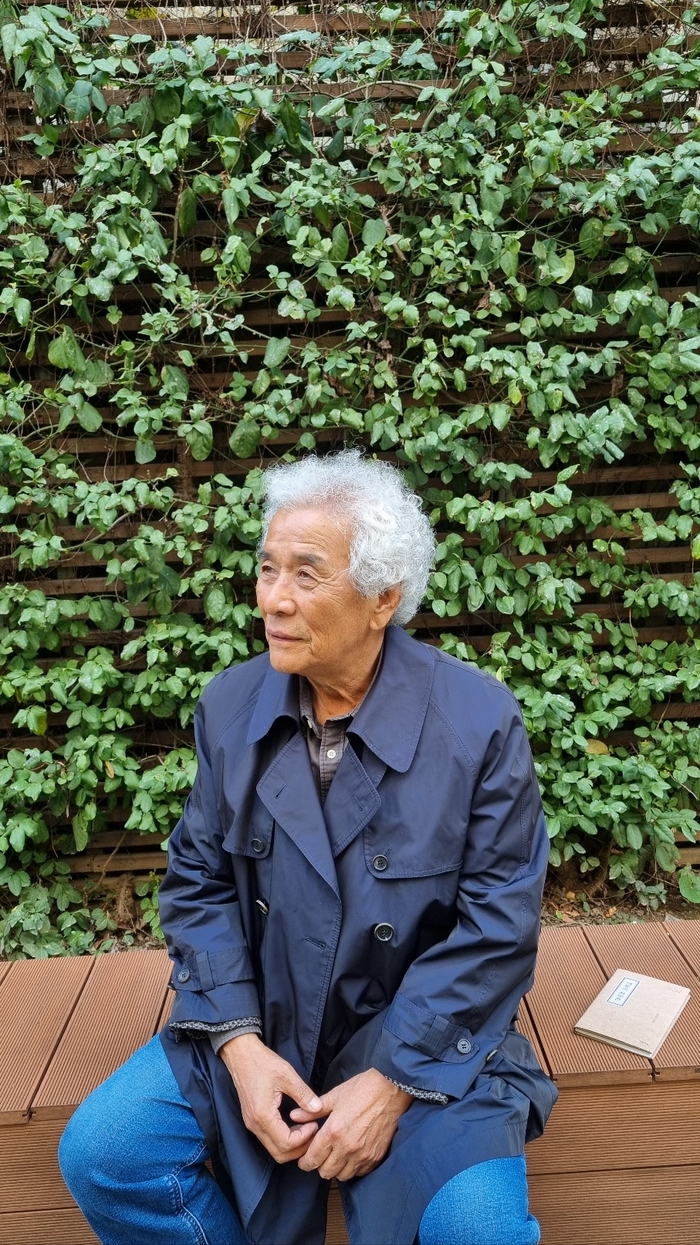 매주 독서와 예술, 스포츠, 여행 중 한 가지를 즐기며 그 기록을 담은 책 문화로 노는 시니어를 최근 출간한 문무학 시인이 녹슬기보다 닳아 없어지는 삶의 중요성에 대해 강조하고 있다.  <본인 제공>