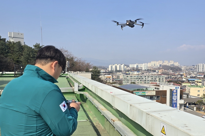 영주시가 드론으로 영주호 수변과 도심 하천변을 순찰하며 불법행위와 안전사고를 감시하는 생활밀착형 공공서비스로 역할을 넓히고 있다. <권기웅 기자>