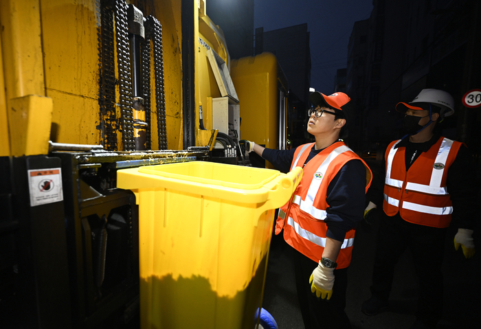 지난 12일 오전 대구 동구 주택가에서 영남일보 구경모 기자가 음식물 쓰레기통을 수거 차량 리프트에 적재하고 있다.이윤호기자 yoonhohi@yeongnam.com