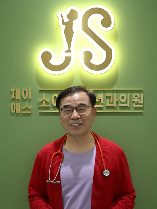 김준식 제이에스 소아청소년과의원 대표원장이 영남일보와의 인터뷰에서 아이의 성장과 발달에 영향을 주는 요소들에 대해 설명하고 있다.이윤호기자 yoonhohi@yeongnam.com