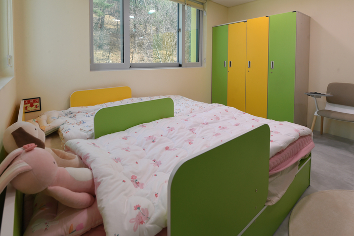 상주통합아동돌봄센터 3층 토닥토닥병상돌봄실. 아픈아이 돌봄의 일환으로, 센터에서 아이가 쉬고 집으로 귀가할 수 있도록 마련한 공간이다.