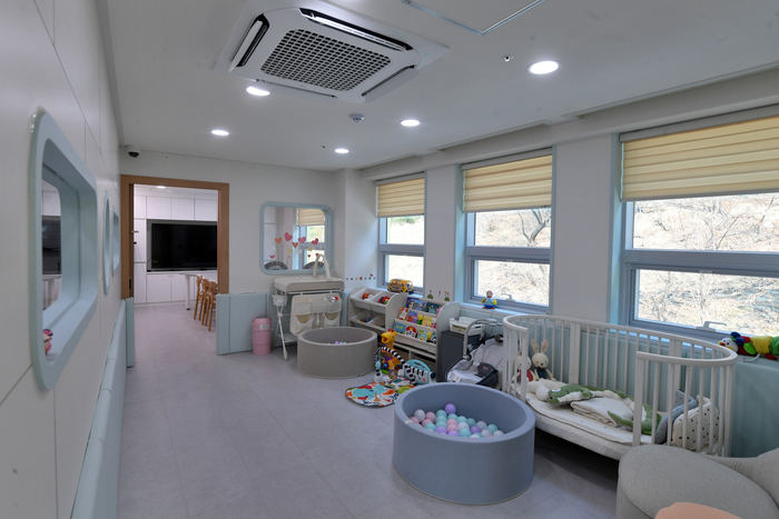 상주통합아동돌봄센터 공동육아나눔터. 12개월 미만 0세 특화 돌봄 공간으로 산모와 아이 모두에게 돌봄의 시간과 공간을 제공한다.