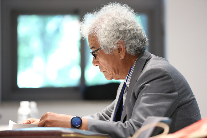 매주 독서와 예술, 스포츠, 여행 중 한 가지를 즐기며 그 기록을 담은 책 문화로 노는 시니어를 최근 출간한 문무학 시인이 녹슬기보다 닳아 없어지는 삶의 중요성에 대해 강조하고 있다.  <본인 제공>