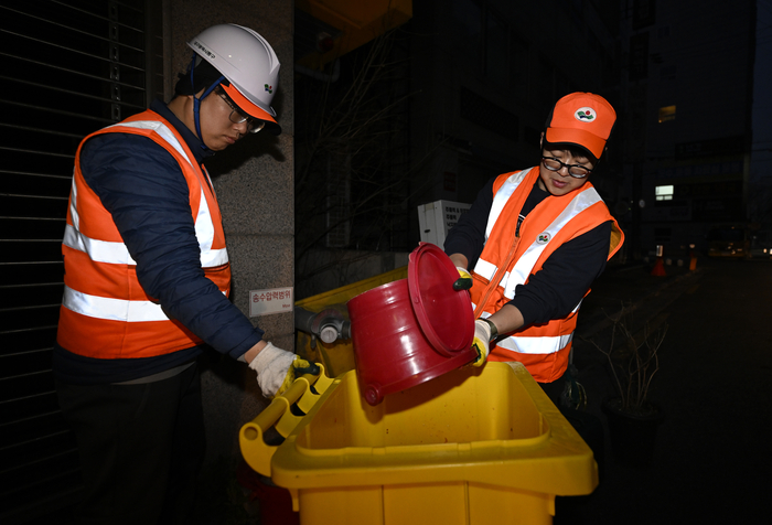 지난 12일 오전 대구 동구 주택가에서 영남일보 구경모 기자가 음식물 쓰레기통을 수거하고 있다. 이윤호기자 yoonhohi@yeongnam.com
