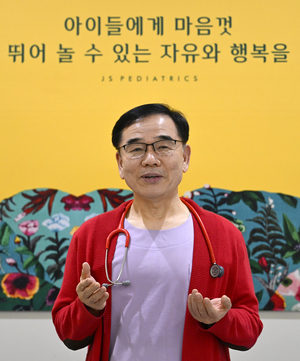 김준식 제이에스 소아청소년과의원 대표원장이 영남일보와의 인터뷰에서 아이의 성장과 발달에 영향을 주는 요소들에 대해 설명하고 있다.이윤호기자 yoonhohi@yeongnam.com