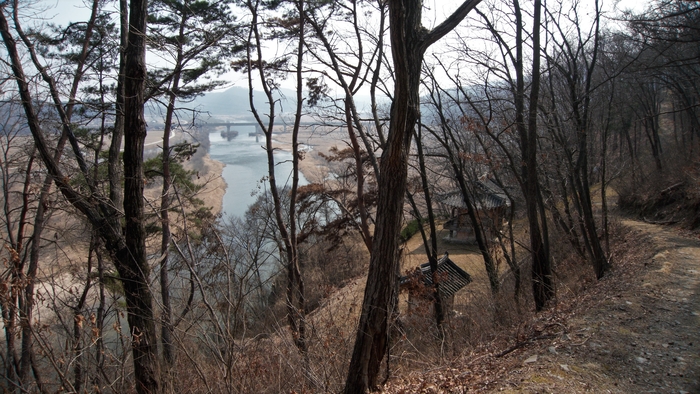 단재 도로에서 임도를 따라 50m 정도 내려가면 단호절벽 가운데에 자리한 낙암정을 만난다. 인근에서 낙동강 풍경이 가장 아름답다는 정자다.