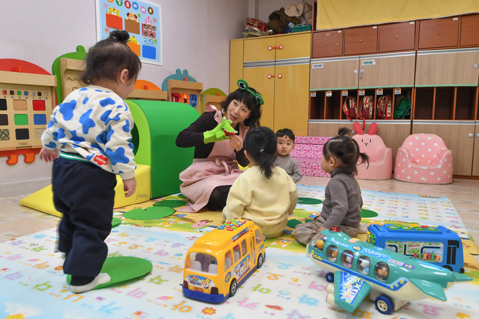 상주형 24시 시간제 보육 어린이집으로 운영되는 상주 엄지어린이집. 오후 6시가 지나면 시간제 보육 어린이집이 된다. 긴급돌봄이 필요한 아이들이 이곳을 찾는다.