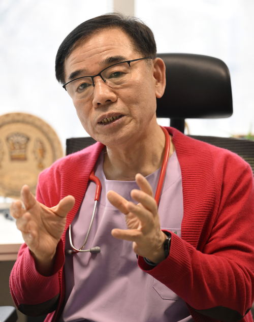 김준식 제이에스 소아청소년과의원 대표원장이 영남일보와의 인터뷰에서 아이의 성장과 발달에 영향을 주는 요소들에 대해 설명하고 있다.이윤호기자 yoonhohi@yeongnam.com