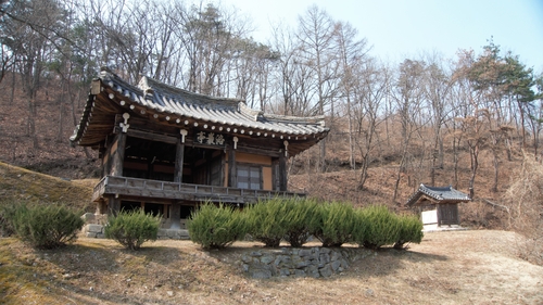 낙암정은 조선 세종 때의 문신인 배환을 기리기 위해 후손들이 지은 정자다. 도깨비들의 소동에 큰 바위가 굴러 떨어져 정자를 짓기 좋은 터가 만들어졌다는 전설이 있다.