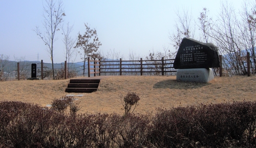 생태학습관 뒤편에 상락대 표석과 시비가 있다. 상락대는 고려 후기의 명장 김방경이 젊은 시절 무예를 연마하며 노닐었다는 곳이다.