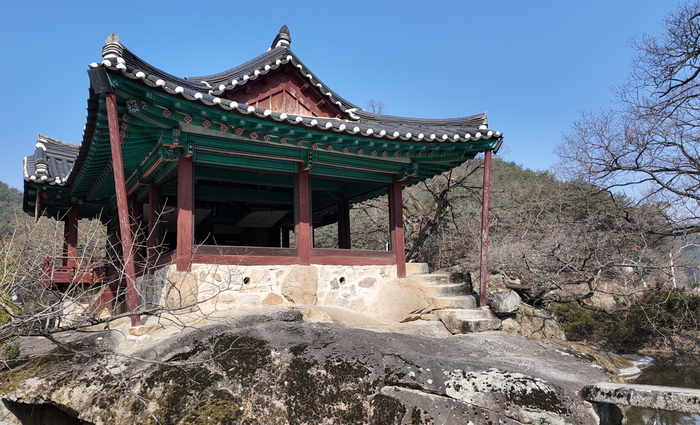 거북 모양의 너럭바위 위에 세워진 봉화 청암정(靑巖亭) 모습. 황준오기자