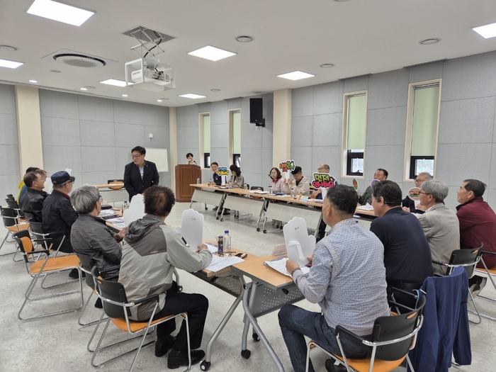 이윤덕 이장협의회장이 죽변면 회의실에서  이장들과의 인사를 나누고 있다.<원형래기자>