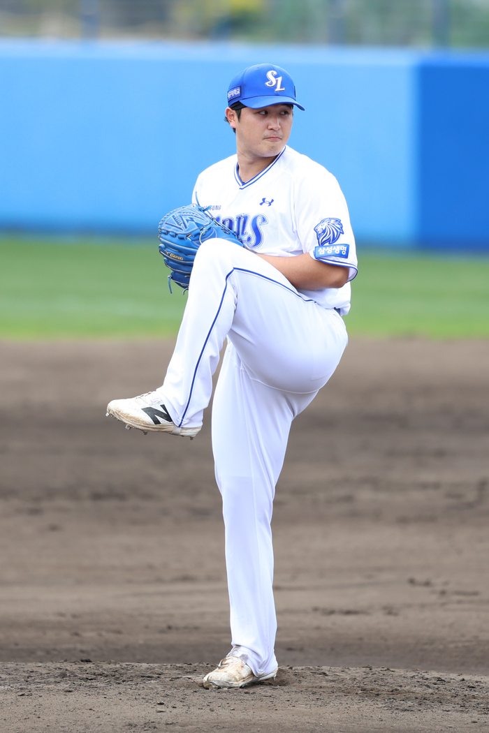 지난 5일 일본 오키나와 아카마 구장에서 열린 삼성과 LG의 연습경기에 등판한 최원태가 투구하고 있다.<삼성 라이온즈 제공>