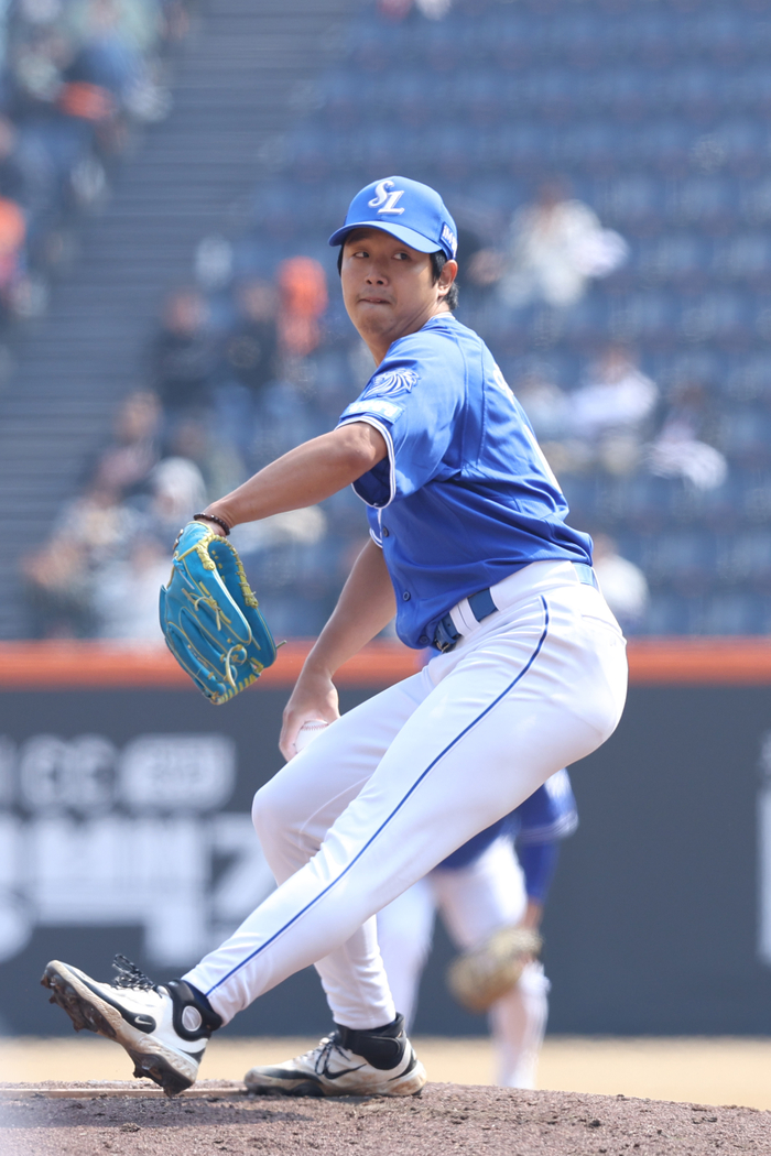 지난 12일 대전한화생명볼파크에서 열린 한화와의 시범경기에 선발등판한 양창섭이 투구하고 있다.<삼성 라이온즈 제공>