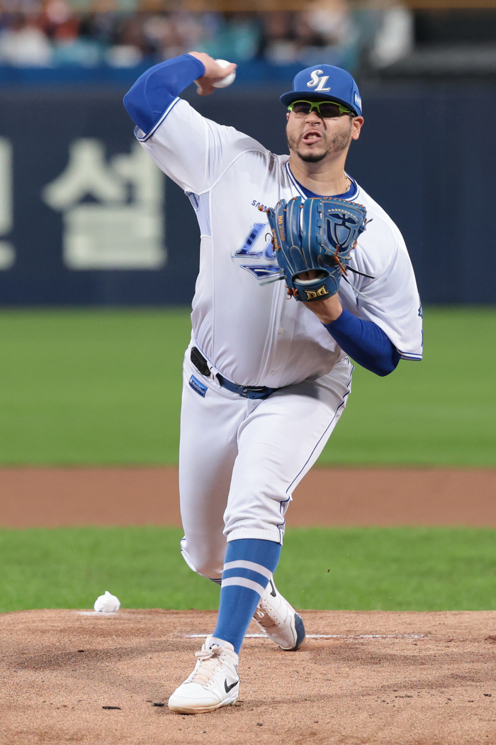 지난해 10월 21일 삼성과 한화의 플레이오프 3차전에 등판한 아리엘 후라도가 투구하고 있다. <삼성 라이온즈 제공>