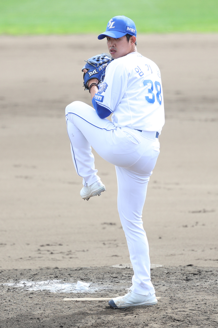 지난 5일 일본 오키나와 아카마 구장에서 열린 삼성과 LG의 연습경기에서 임기영이 투구하고 있다.<삼성 라이온즈 제공>