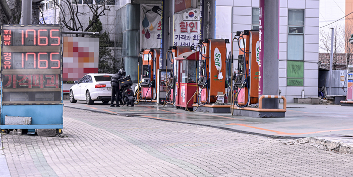정부가 국내 유가 안정을 위해 석유 최고가격제를 시행한 첫날인 13일 저렴한 가격에 판매 중인 대구의 한 주유소가 비교적 한산한 모습을 보이고 있다. 한국석유공사 오피넷에 따르면 대구 평균 휘발유 가격은 12일 ℓ당 1908원에서 13일 1843원으로, 경유 가격도 1929원에서 1844원으로 떨어졌다.
이현덕기자 lhd@yeongnam.com