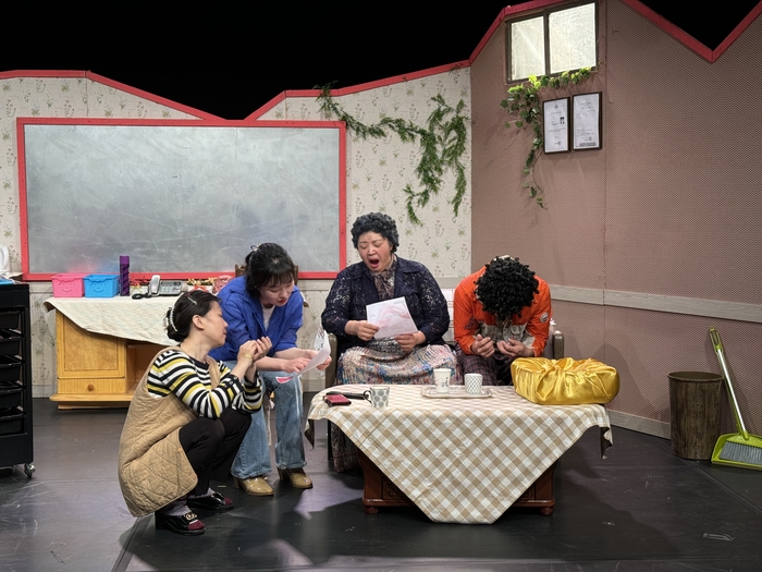 극단 창작플레이의 별이네 헤어살롱 공연 모습. <봉산문화회관 제공>