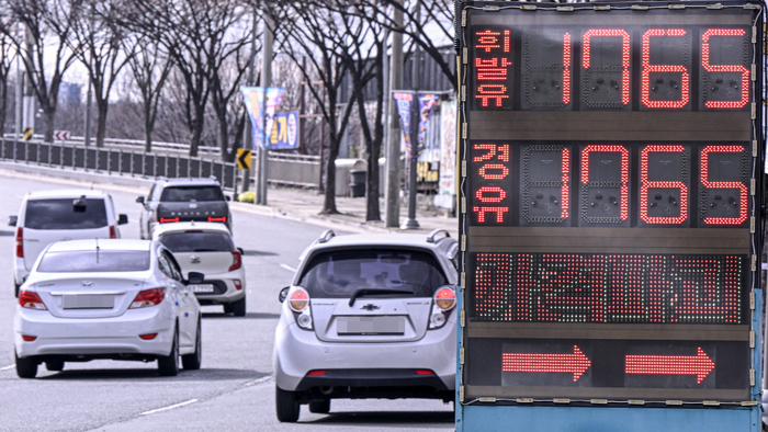 정부가 국내 유가 안정을 위해 석유 최고가격제를 시행한 첫날인 13일 대구의 한 도로변 주유소 가격 안내판에 휘발유와 경유 가격이 표시돼 있다. 한국석유공사 오피넷에 따르면 대구 평균 휘발유 가격은 12일 ℓ당 1908원에서 13일 1843원으로, 경유 가격도 1929원에서 1844원으로 떨어졌다.
이현덕기자 lhd@yeongnam.com
