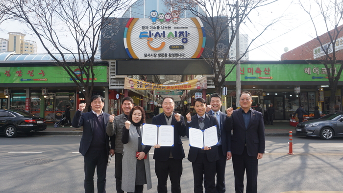 보광병원과 대구시 상인연합회 달서지부 관계자들이 달서시장 앞에서 지역 상인 건강 증진을 위한 업무협약을 체결했다. <보광병원 제공>