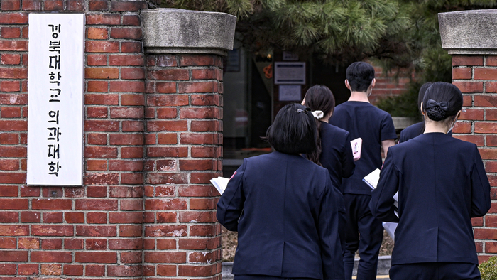 13일 대구 중구 경북대학교 의과대학 건물로 학생들이 들어가고 있다. 정부가 이날 2027학년도 이후 의과대학 학생 정원 배정안을 발표한 가운데 대구·경북 지역 의대 정원은 경북대 110명·계명대 76명·대구가톨릭대 40명·동국대 WISE캠퍼스 49명·영남대 76명 등 총 351명에서 2027학년도 423명으로 늘고, 2028학년도부터는 경북대 143명·계명대 95명·대구가톨릭대 56명·동국대 WISE캠퍼스 55명·영남대 92명 등 총 441명으로 확대될 예정이다.
이현덕기자 lhd@yeongnam.com 
