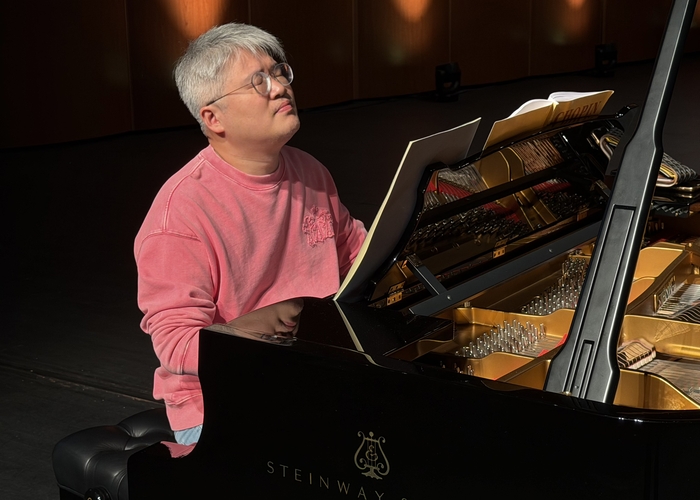 한국인 최초 쇼팽 국제 콩쿠르 수상자인 피아니스트 임동민이 야상곡(녹턴)으로 대구 무대에 섰다. 사진은 지난 5일 수성아트피아 대극장에서 리허설 연주 중인 그의 모습 . 정수민기자 jsmean@yeongnam.com