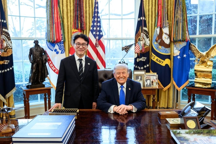 김민석 국무총리가 13일(현지시각) 미국 워싱턴DC 백악관에서 도널드 트럼프 미국 대통령을 만나 포즈를 취하고 있다. 연합뉴스.
