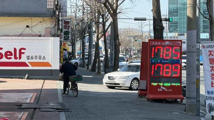14일 대구 북구 노원동의 한 민간 정유사 주유소. 알뜰주유소보다 20원 가까이 비쌌지만, 1천700원대로 평균보다 상대적으로 저렴한 가격을 나타냈다. 이동현 기자