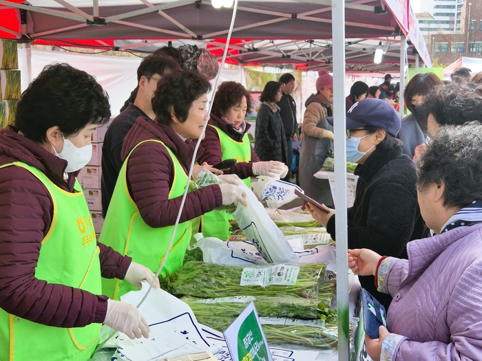 지난 13일 대구 달서구 옛 두류정수장에서 열린 미삼 직거래 장터가 열렸다. 팔공산 미나리 판매부스가 손님들로 붐비고 있다. 이승엽기자