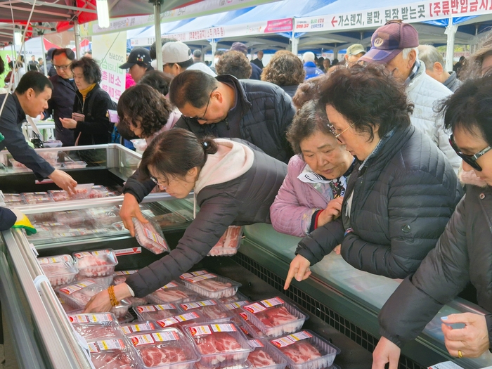 지난 13일 대구 달서구 옛 두류정수장에서 열린 미삼 직거래 장터 삼겹살 판매부스를 찾은 시민들이 삼겹살을 살펴보고 있다. 이승엽기자