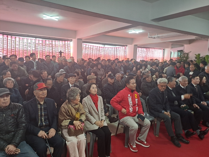 14일 문경시 점촌동 김학홍 문경시장 예비후보 선거사무소 개소식장을 시민, 지지자들이 가득 채우고 있다. <강남진 기자>