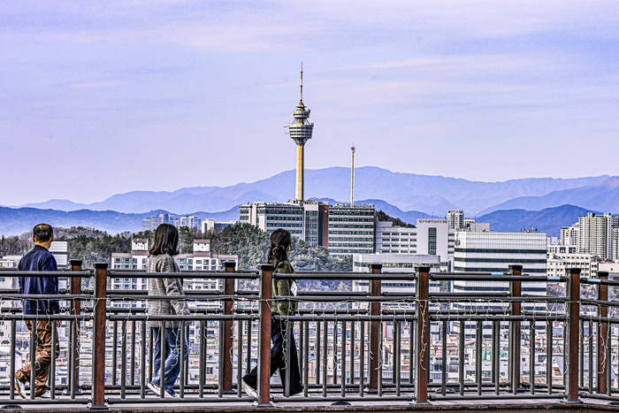 맑은 대기질을 보이며 시야가 또렷하게 트인 14일 대구 남구 앞산 해넘이전망대를 찾은 시민들이 도심 너머 북구 함지산까지 한눈에 내려다보고 있다. 국립환경과학원 대기질통합예보센터는 대구·경북의 대기질이 주말까지 좋겠지만 다음 주 초부터 대기 정체 영향으로 다시 악화될 것으로 예보했다.
이현덕 lhd@yeongnam.com 