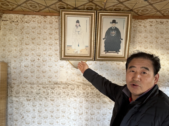 엄흥도의 직계 20세손 후손인 엄근수(영월엄씨 32세손)씨가 재실 안에 모셔진 충의공 엄흥도 초상에 대해 설명하고 있다. 구경모 기자