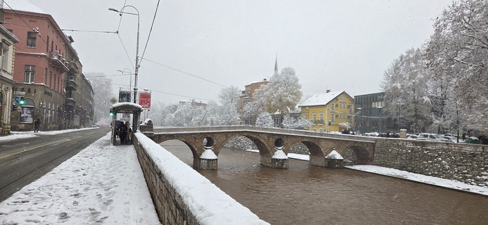 2차 세계대전의 도화선이 됐던 라틴 다리. 건너편에 사라예보 박물관 1878-1918이 보인다.