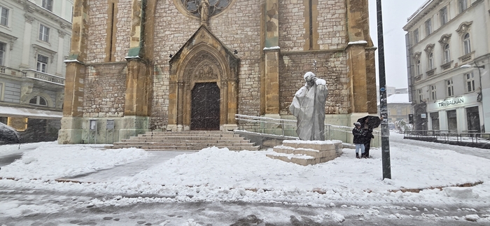 예수성심 대성당 광장의 교황 요한 바오르 2세 동상.