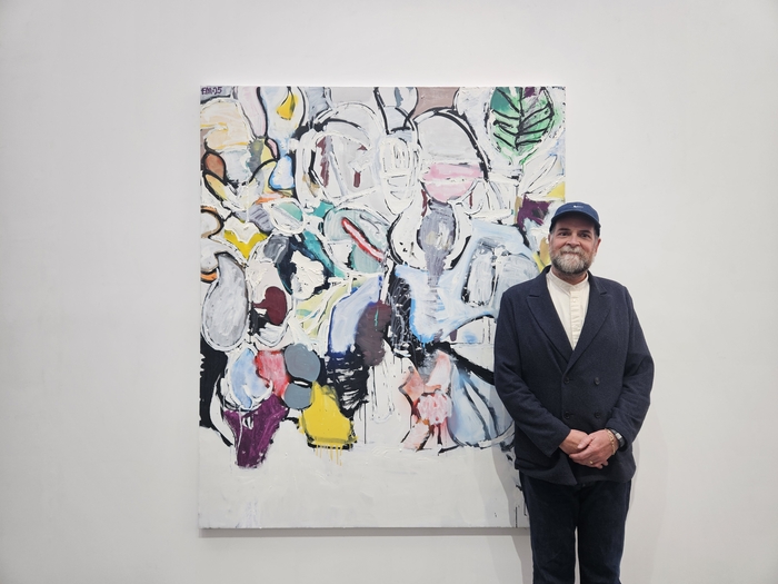 지난 12일 리안갤러리 대구에서 만난 에디 마르티네즈가 작품 앞에서 포즈를 취하고 있다. 마르티네즈는 40년 동안 현대미술을 전시해 온 대구에서 처음으로 전시를 하게 돼 기쁘다고 말했다. 권혁준기자 hyeokjun@yeongnam.com