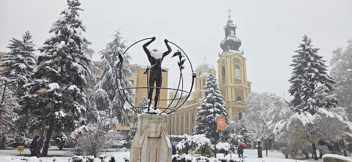 해방광장의 다문화 동상. 뒤에 보이는 것이 세르비아 정교회 성모 탄생 대성당이다.