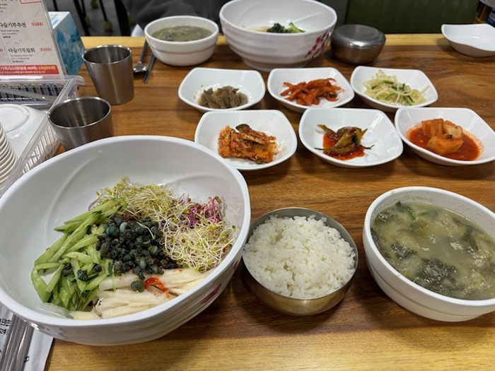 충절의 길 역사기행 점심메뉴로 제공된 다슬기탕과 비빔밥. 구경모기자