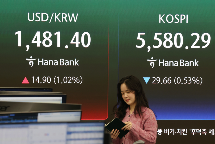 코스피가 소폭 하락하며 장 초반 5,600선을 내주며 출발한 지난 12일 오전 서울 중구 하나은행 딜링룸에 코스피와 원/달러 환율이 표시되고 있다.  연합뉴스