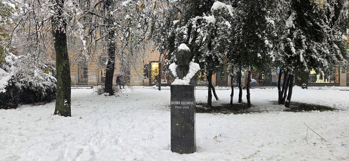 해방광장에 놓인 1961년 노벨문학상 수상자 이보 안드리치(Ivo Andrić) 동상.