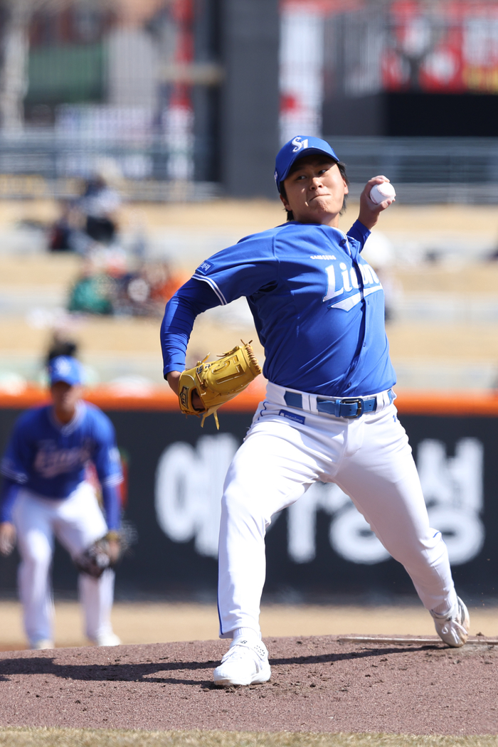 삼성 라이온즈 좌완 이승현이 13일 대전한화생명볼파크에서 열린 한화와의 시범경기에 선발등판해 투구하고 있다.<삼성 라이온즈 제공>