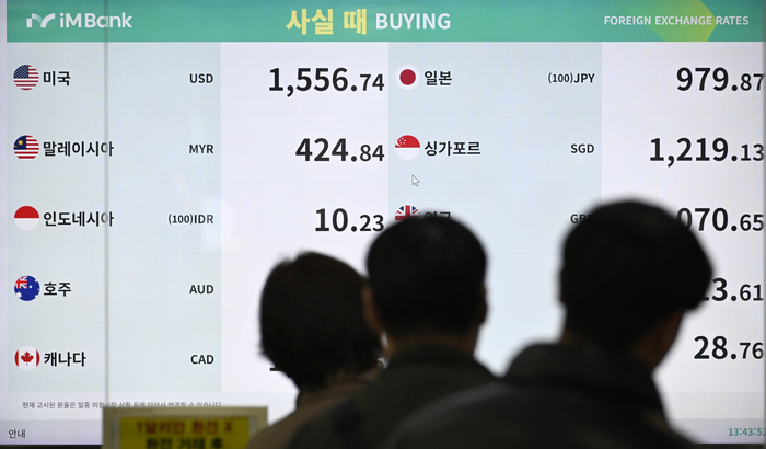 중동 전쟁의 장기화 조짐 여파로 원·달러 환율이 오름세를 보이는 가운데 15일 오후 대구 동구 대구국제공항 iM뱅크 영업점 전광판에 환율 시세가 표시되고 있다. 이달 원화 하락률은 3.84%로 다른 주요 통화 대비 두드러졌으며 원·달러 환율 평균은 1천 470원을 넘어 외환위기 이후 최고치를 기록했다.
이윤호기자 yoonhohi@yeongnam.com