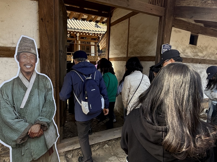 지난 14일 오후 대구시티투어 충절의 길 역사기행 참가자들이 엄흥도(배우 유해진) 등신대를 지나 영월 엄씨의 재실인  망월정으로 들어가고 있다. 구경모기자