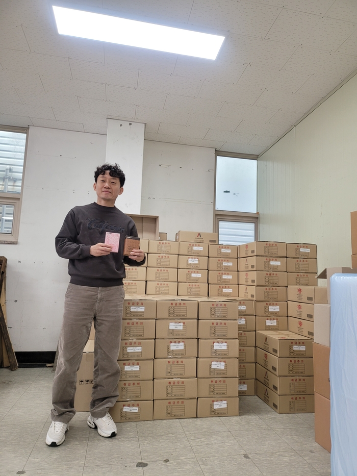 황강석 대표가 자신의 사업체 제품 앞에서 포즈를 취하고 있다. <황강석 스킨스토리 대표 제공>